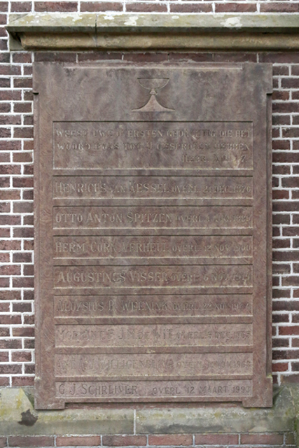 Naamplaten voorzijde kapel 7V6A3233