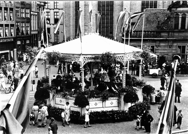 Koninginnedag 1935 Muziektent Grote Markt HCO FD004840bew