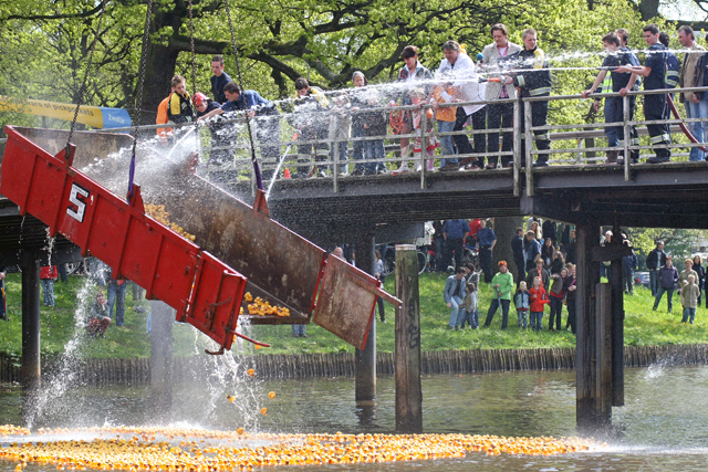 Kunstwerken Kerkbrug Duckrace 2008 1256