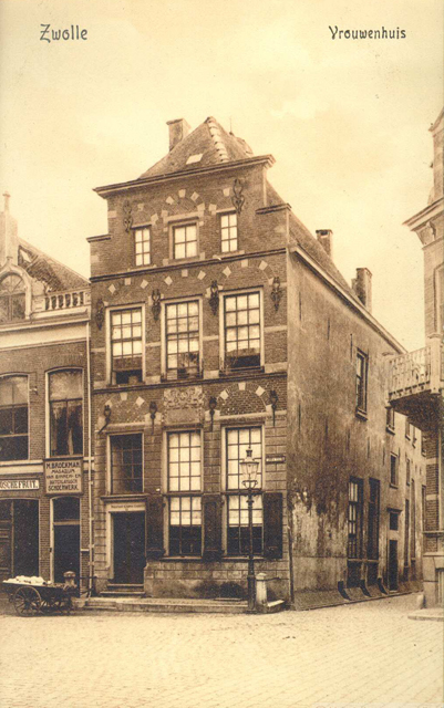 Gevelstenen Vrouwenhuis 1925