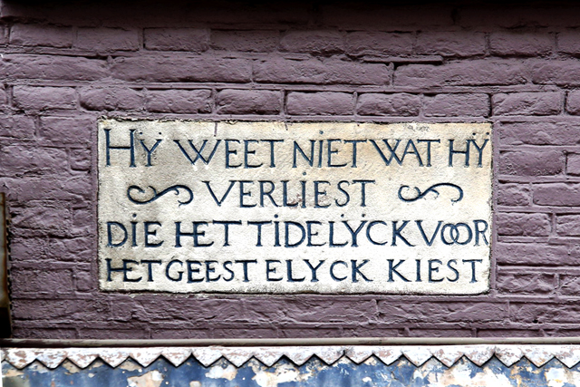 Opschrift Sassenstraat 5 4930