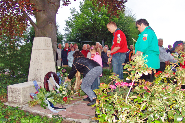 Dodenherdenking Haersterveerweg 04052005 DSC03253