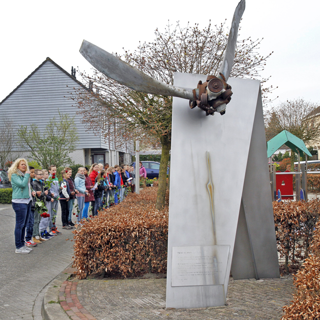 Herdenking monument Pilotenlaan 14042015 0902