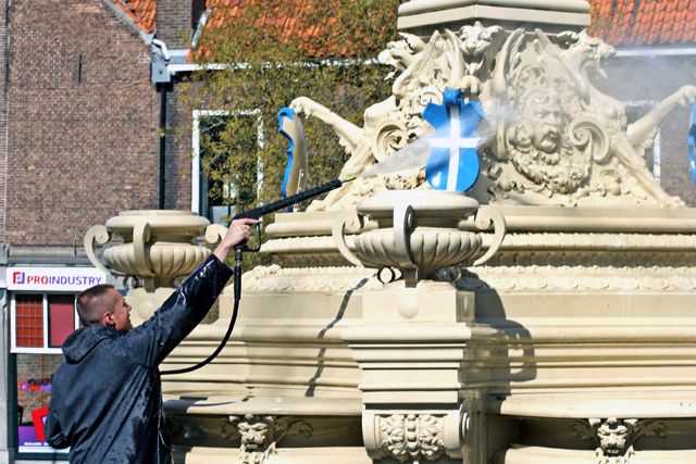 Reiniging Fontein Van Nahuijsplein 2015 7V6A0975