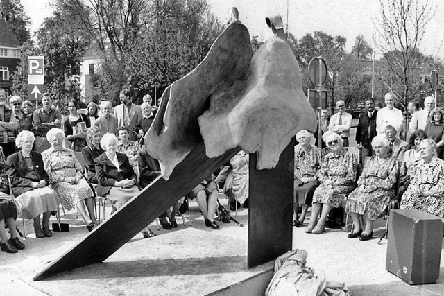 Onthulling monument Zusters Onder de Bogen 640
