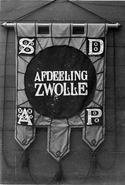 Vaandel SDAP Afd Zwolle HCO 640px