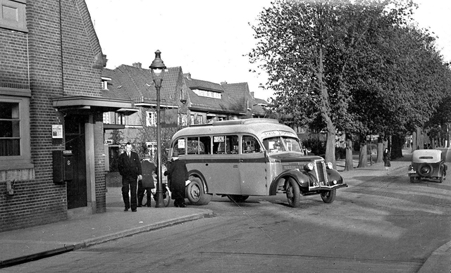 Schutte Stadsdienst Oldsmobile hoek Vondelkade 1938