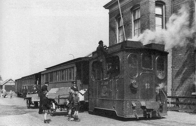 Aankomst stoomtram in Zwolle 12051942 Henk de Kleerbew